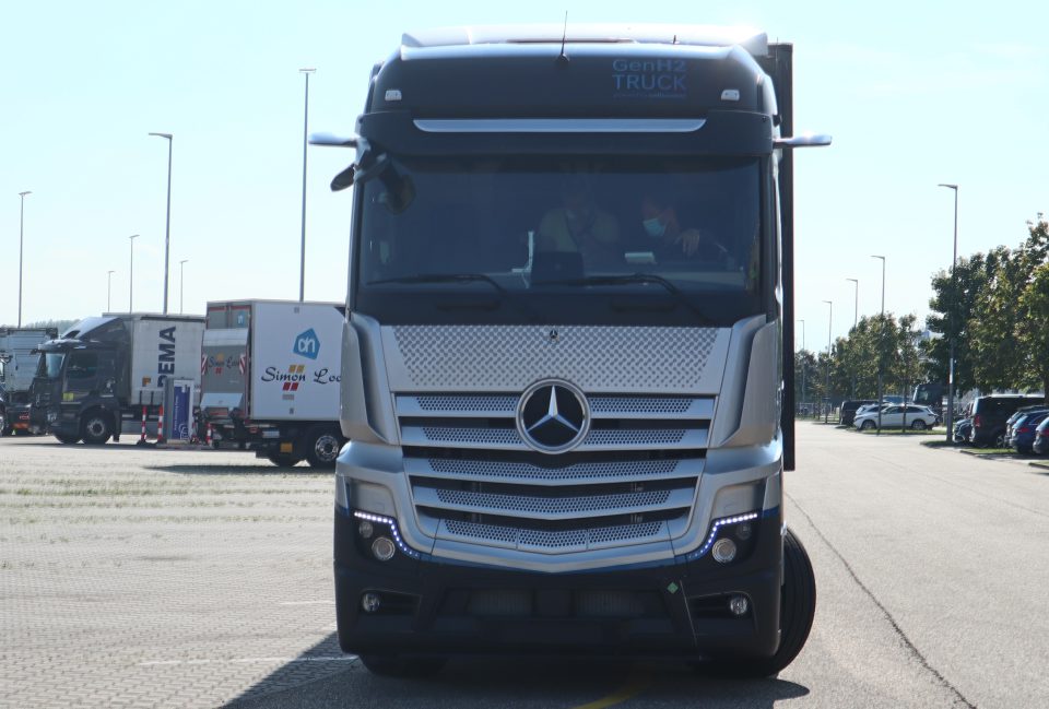 Mercedes-Benz GenH2 Fuel Cell Truck Obtains License For Road Use