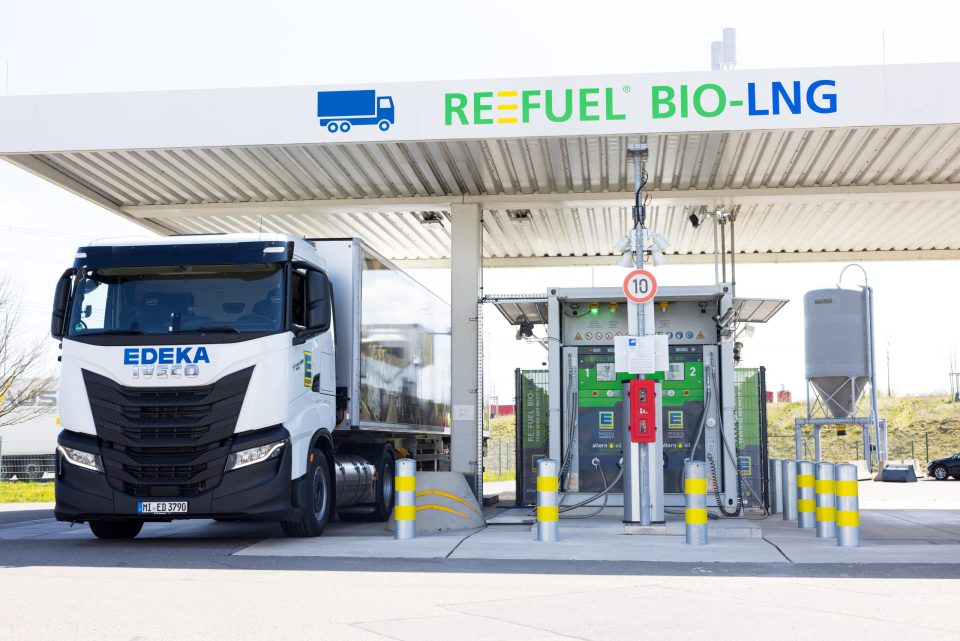 German supermarket chain EDEKA to purchase 700 IVECO SWay bioLNG by 2025