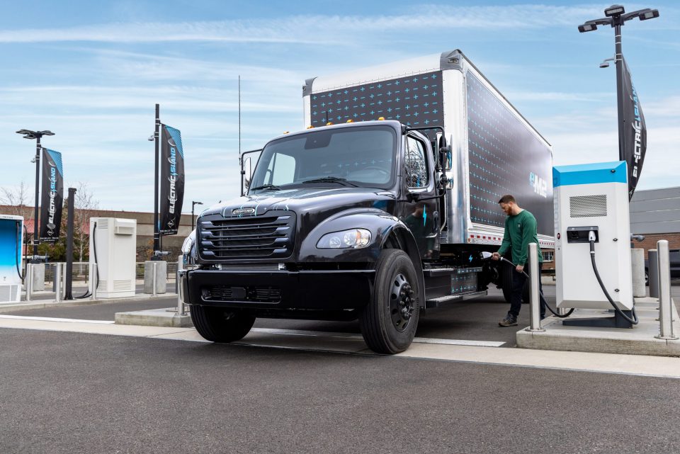 Freightliner eM2 battery electric medium-duty truck, production starts ...