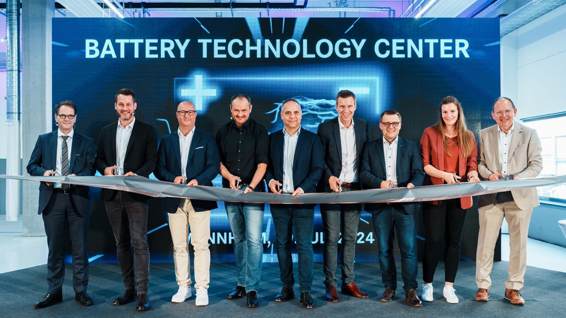 Battery Technology Center im Mercedes-Benz Werk  Mannheim feierlich eröffnet – Serienmontage der  nächsten Batteriegeneration am StandortBattery Technology Center officially opened at the  Mercedes-Benz plant in Mannheim - series assembly of  the nex