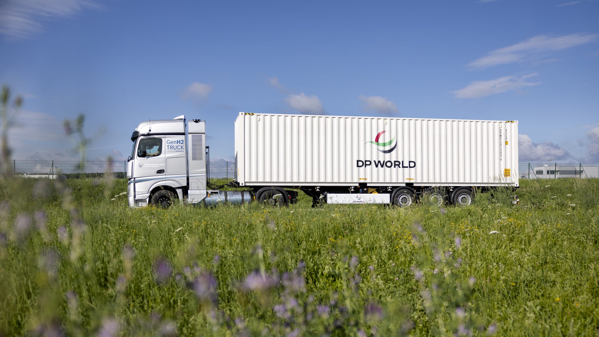 mercedes fuel cell truck