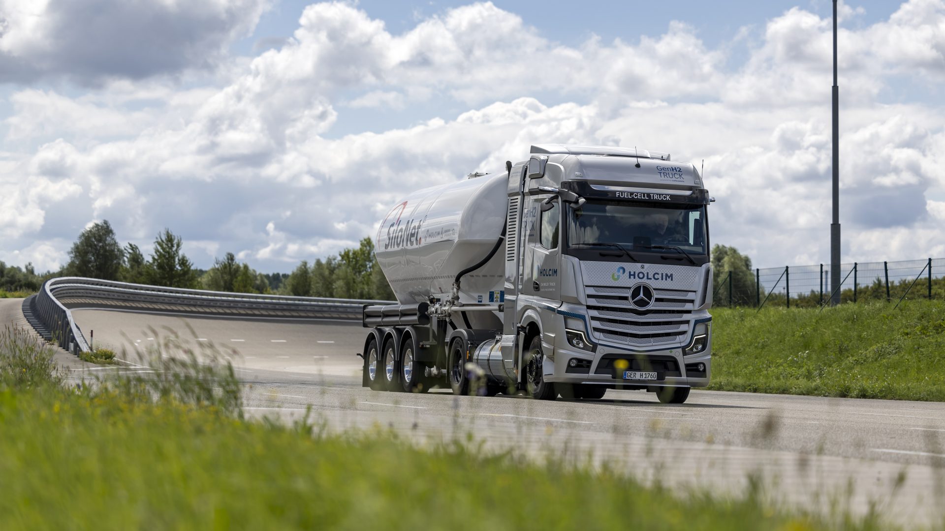 mercedes fuel cell truck